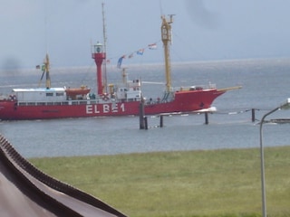 Elbe 1 vor dem Yachthafen