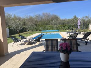 Ferienhaus Nina con piscina riscaldata