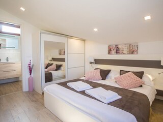 Schlafzimmer mit doppelbett