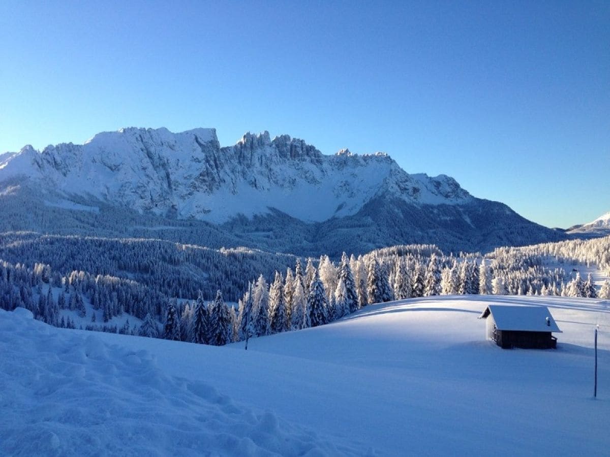 Skiabfahrt mit Blick auf den Latemar