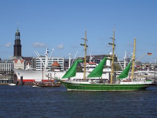 Hafen mit Michaeliskirche "Michel"