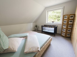 Schlafzimmer 1, mit Kinderbett