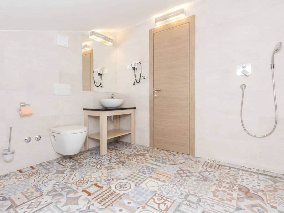 1 von 7 en-suite Badezimmern