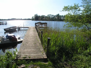 Steg mit Tretboot und Ruderboot
