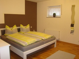 Das Schlafzimmer mit Kommode und Kleiderschrank