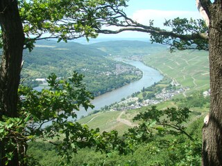 Blick ins Moseltal mit der Ortschaft Graach