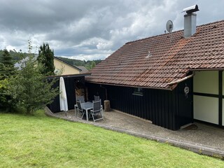 gemütlicher Freisitz hinter dem Haus