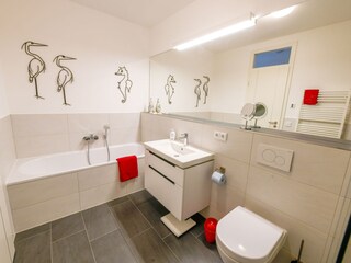 Bad mit Badewanne ...
