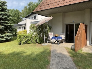Eigene, kleine Südterrasse