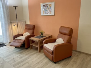 Wohnzimmer mit Liegesesseln