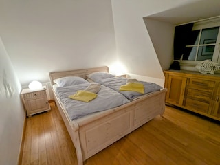 2. Schlafzimmer oben