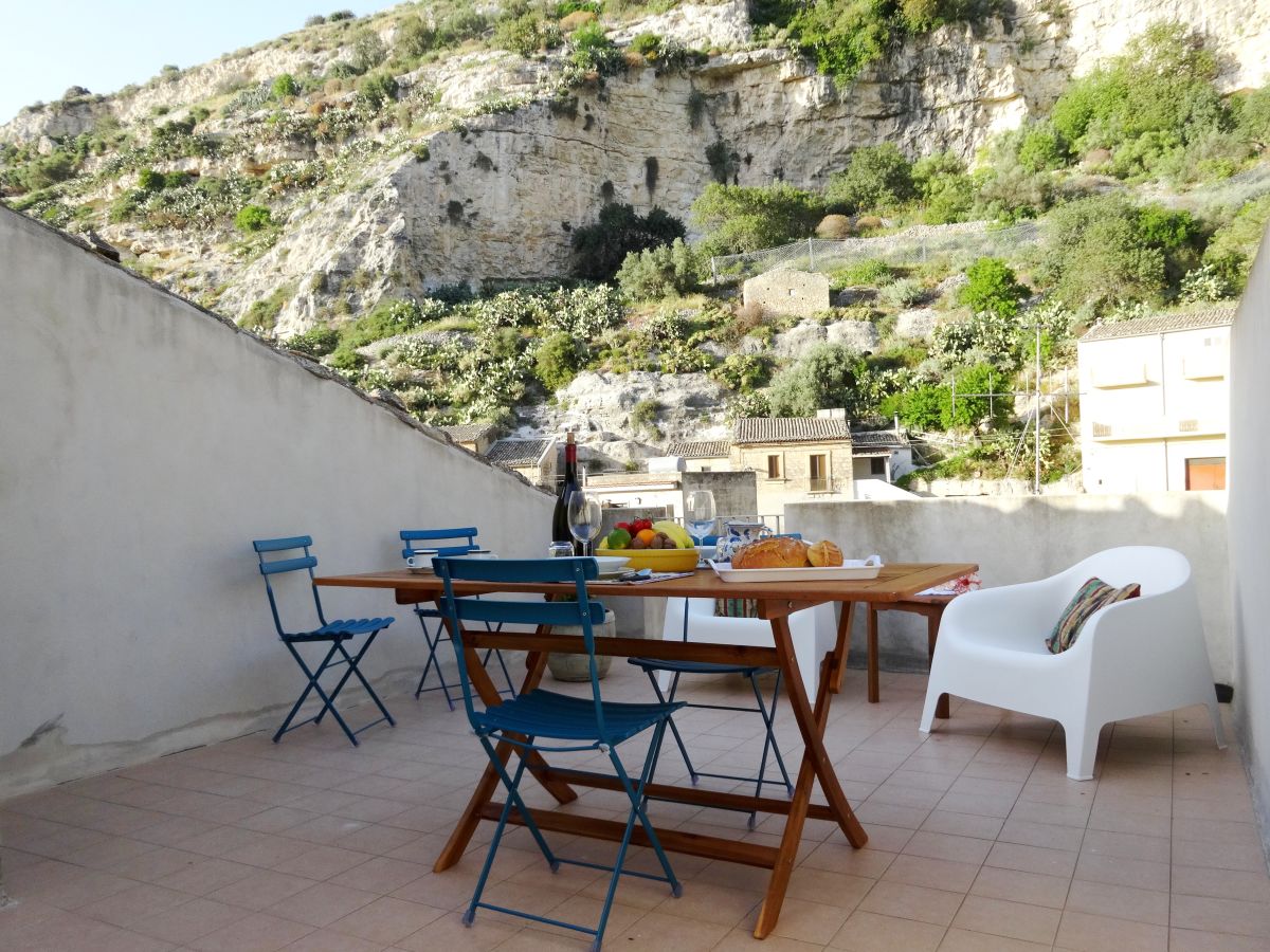 Via Piedigrotta: enjoy the roof terrace