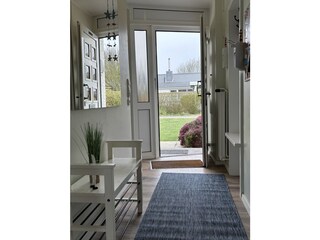 Flur mit Spiegel und Garderobe