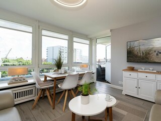Offener Wohnbereich mit Zugang zum Balkon