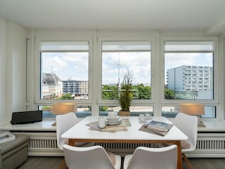 Offener Wohnbereich mit Zugang zum Balkon