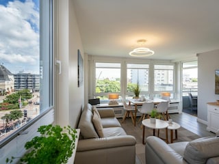 Offener Wohnbereich mit Zugang zum Balkon