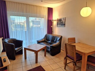 Der Wohnraum mit Sitzecke und Essplatz