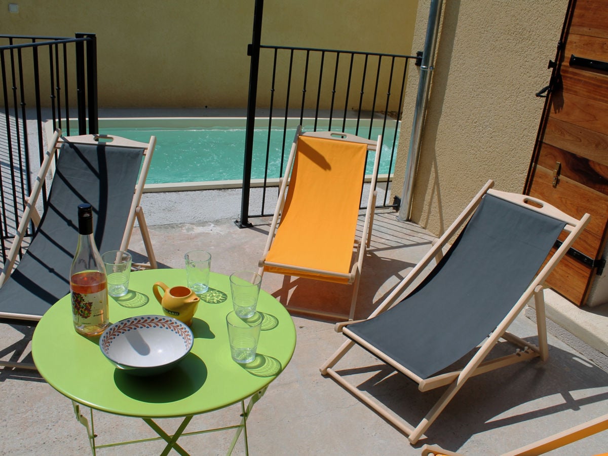 Die Terrasse mit Sonnenliegen