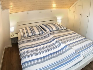 Schlafzimmer 1 mit Doppelbett und TV