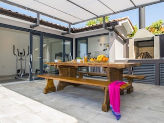 Veranda mit Sommerküche und Grill
