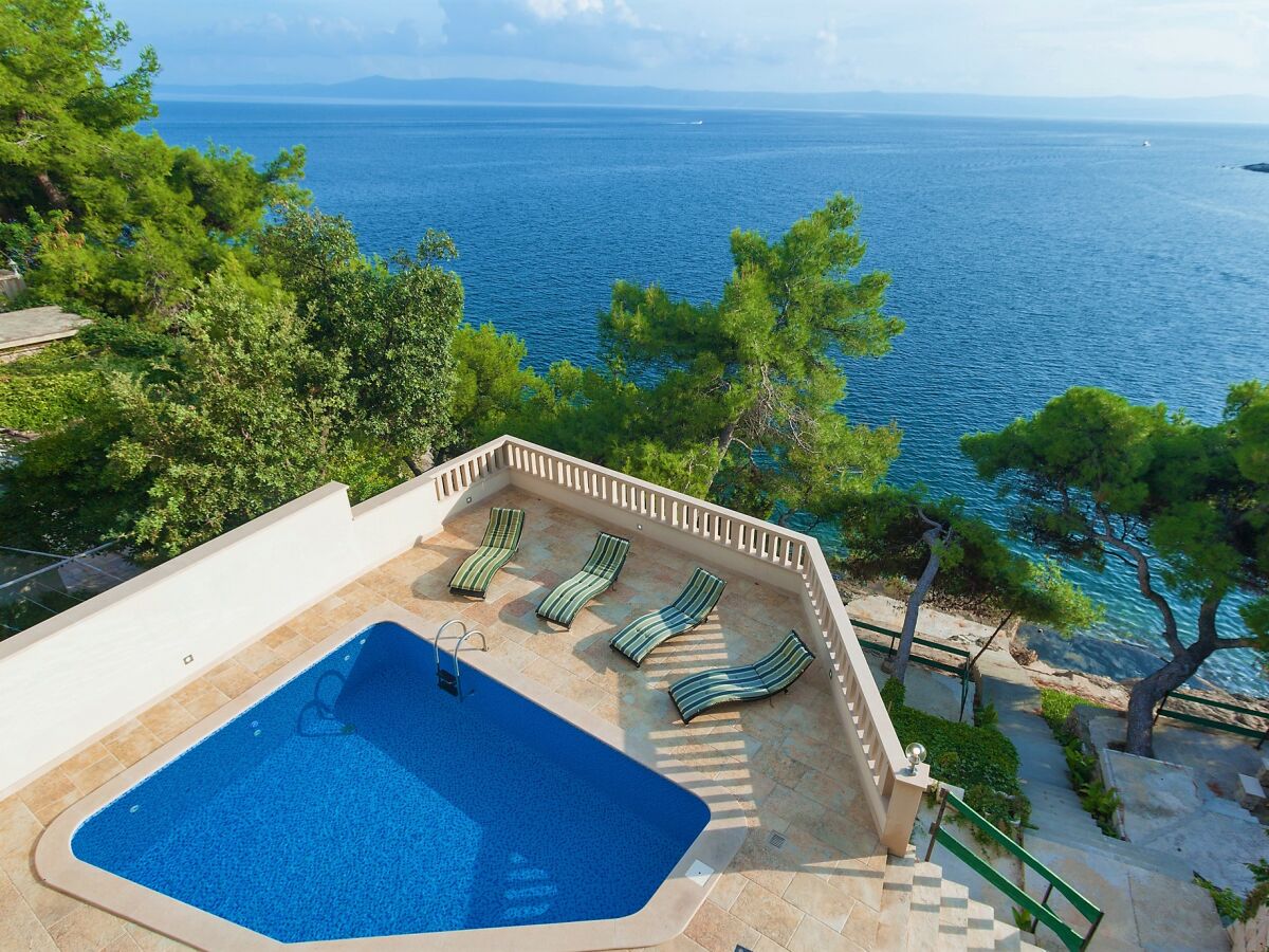 Pool von oben mit Ausblick aufs Meer