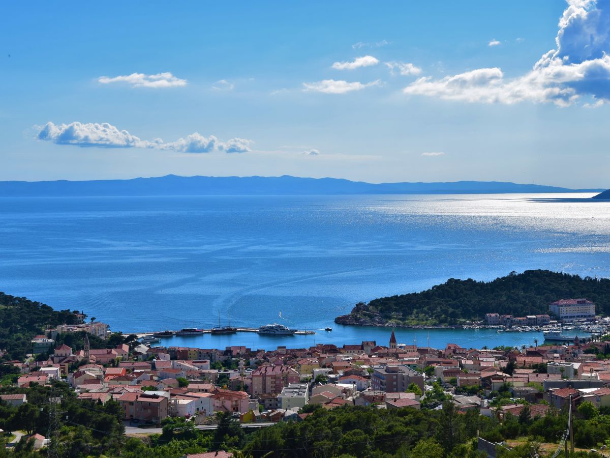 Blick auf Meer und Stadt Makarska