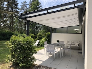 Terrasse mit Glas-Überdachung und Markise
