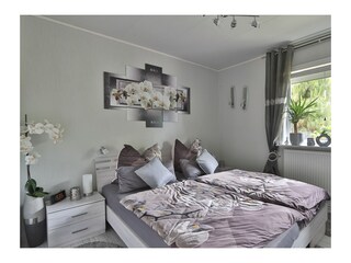 Schlafzimmer mit Doppelbett
