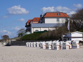 breiter Sandstrand mit Strandkorbvermietung