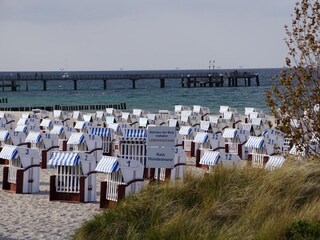 breiter Strand zwischen Seebrücke und Yachthafen