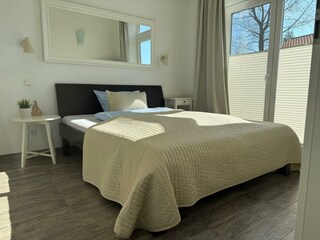 Schlafzimmer mit King-Size Einzelbett
