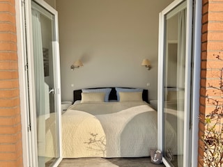 Schlafzimmer mit Durchgang zur Terrasse zur Schlei