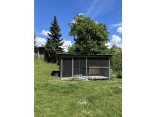 Hundezwinger mit Thermohütte für die Draußenschläfer