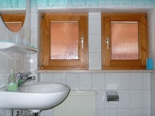 Bad, Waschbecken und Fenster