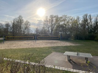 Beachvolleyballplatz mit Tischtennisplatte