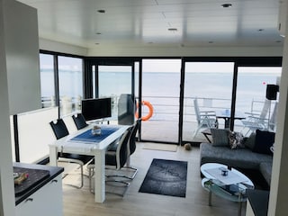 Wohnbereich mit Blick zum See