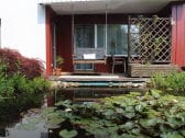Terrasse mit Teich und Garten