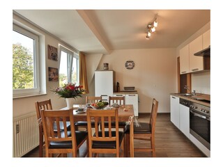 helle Küche mit moderner Ausstattung