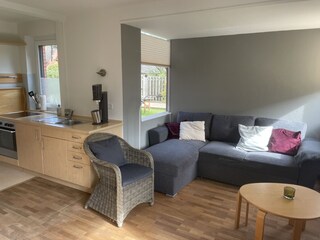 modernes Wohnzimmer mit Küche
