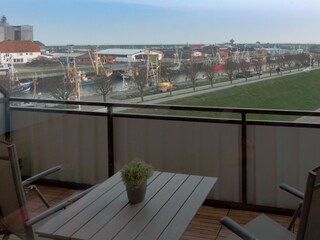 Balkon mit Hafensicht