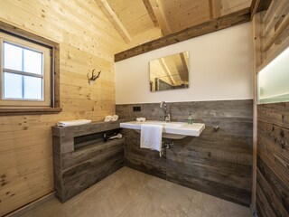 Bathroom in panoramic chalet - View 2