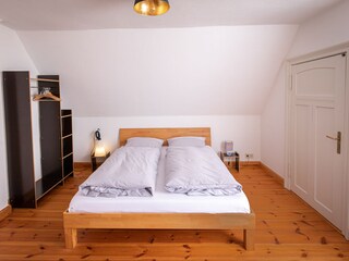 Nr. 3 Schlafzimmer 1. OG mit Schlafsofa und Poolblick