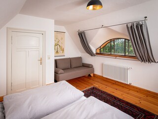 Nr. 3 Schlafzimmer 1. OG mit Schlafsofa und Poolblick