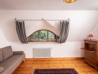 Nr. 3 Schlafzimmer 1. OG mit Schlafsofa und Poolblick