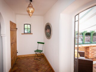 Flur mit Blick in den Wintergarten