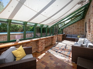 Wintergarten mit Blick auf den Pool