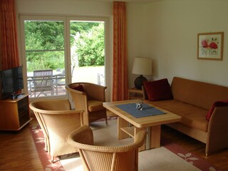 Wohnzimmer mit Blick auf die Terrasse