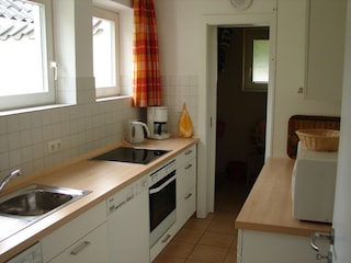 Küche mit Geschirrspüler und Waschmaschine