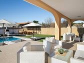 Terrasse mit Blick zum Pool