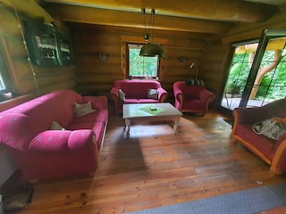 Wohnzimmer mit Ausgang zur Terrasse